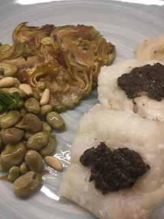 Una foto de Bacalao confitado con puré de patatas, alcachofas y habitas