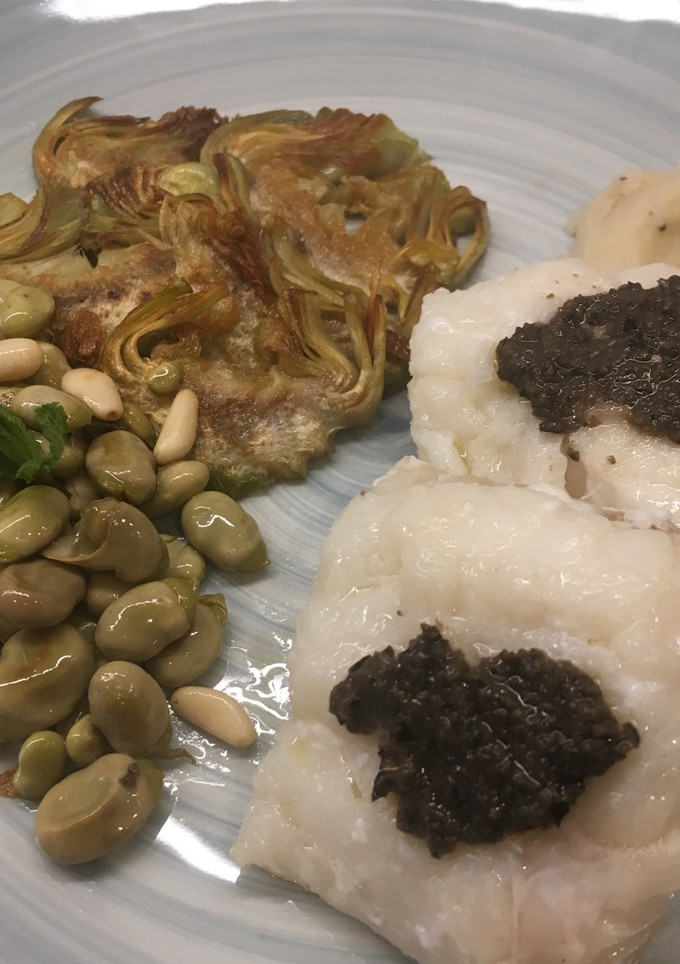 Una foto de Bacalao confitado con puré de patatas, alcachofas y habitas