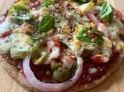 Una foto de pizza de cebollas y roquefort
