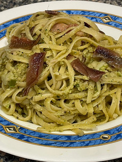 Una foto de Tallarines con brócoli, bacon y setas al pesto de brócoli