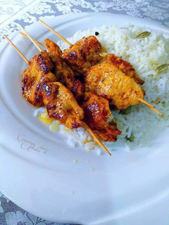 Una foto de Pechuga de pollo tandoori con arroz blanco aromatizado