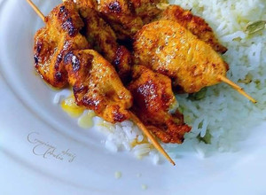 Foto principal de Pechuga de pollo tandoori con arroz blanco aromatizado