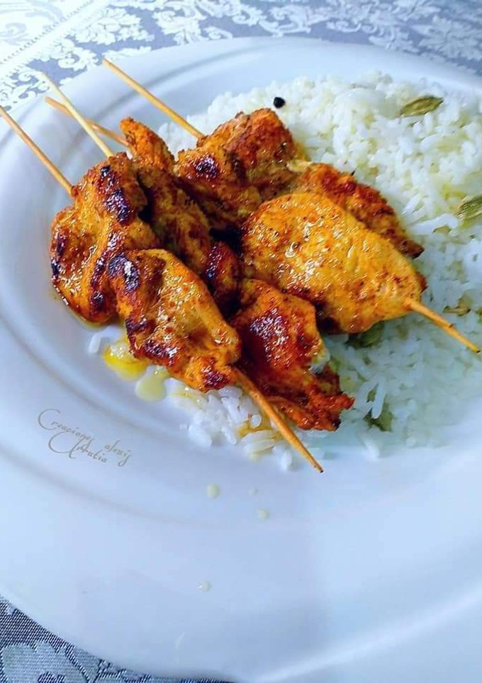 Una foto de Pechuga de pollo tandoori con arroz blanco aromatizado