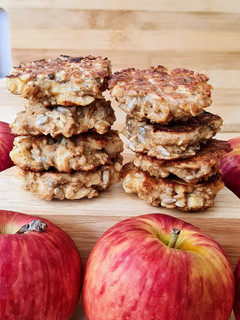 Una foto de Galletas de avena y manzana en sartén 🥣 🍎 🍳 sin azúcares agregados ni edulcorante