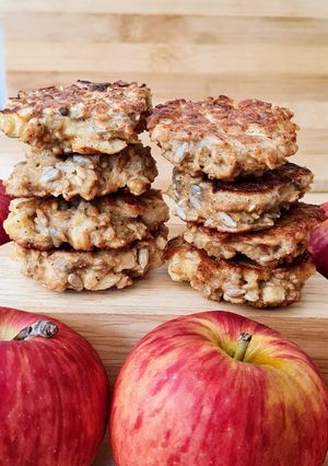 Una foto de Galletas de avena y manzana en sartén 🥣 🍎 🍳 sin azúcares agregados ni edulcorante