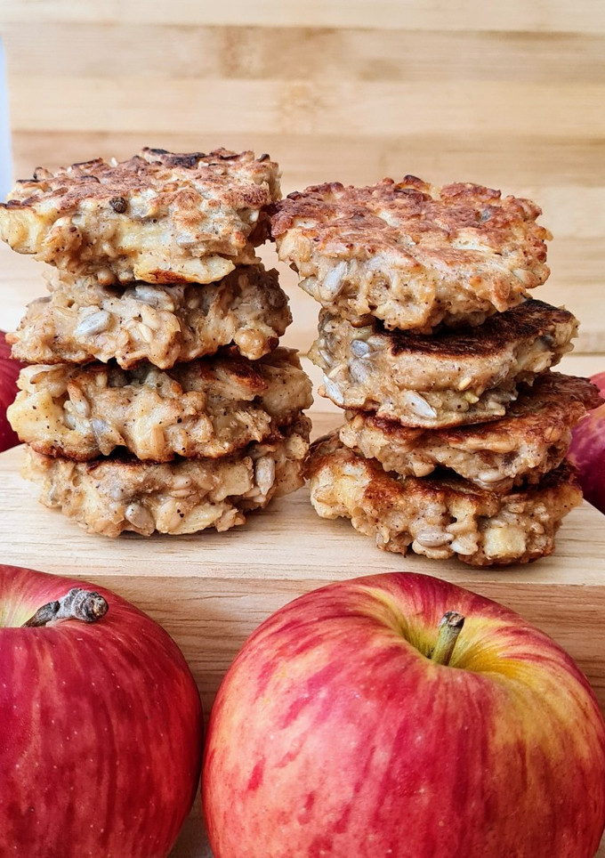 Una foto de Galletas de avena y manzana en sartén 🥣 🍎 🍳 sin azúcares agregados ni edulcorante
