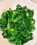 Rau chân vịt trộn với gia vị