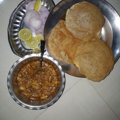 A picture of Aloo puri.