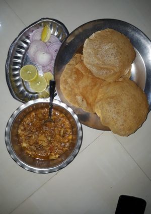 A picture of Aloo puri.
