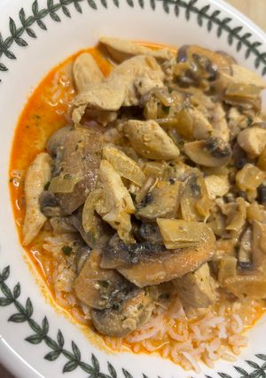 A picture of Creamy Chicken Stroganoff.