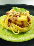 Linguine allo zafferano con vellutata di peperoni, salsa di alici e nocciole tostate