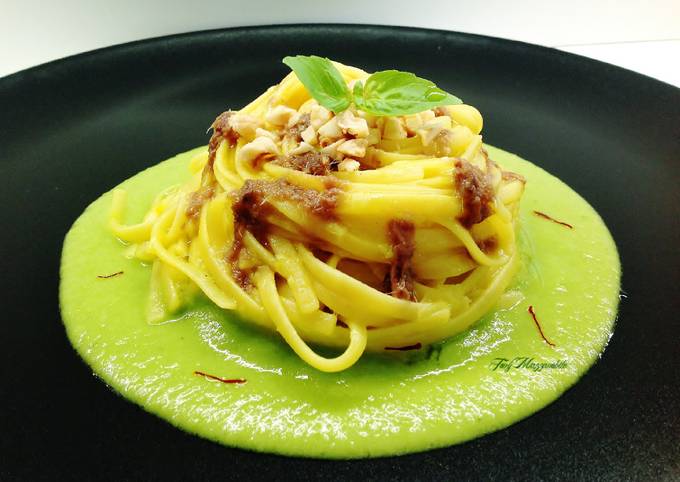 Linguine allo zafferano con vellutata di peperoni, salsa di alici e nocciole tostate