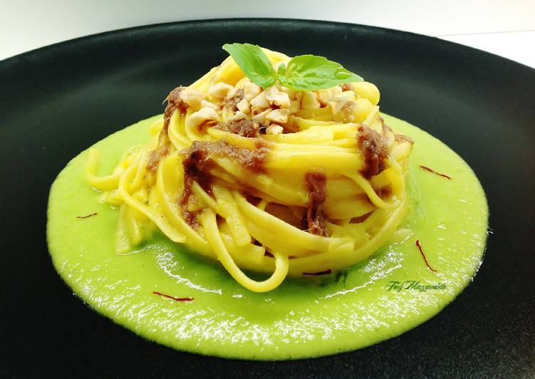 Simple Way to Make Veloce Linguine allo zafferano con vellutata di peperoni, salsa di alici e nocciole tostate