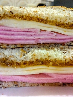 Una foto de SANDWICHES DE Mortadela y Lunchitas De Queso con Jalapeños...!