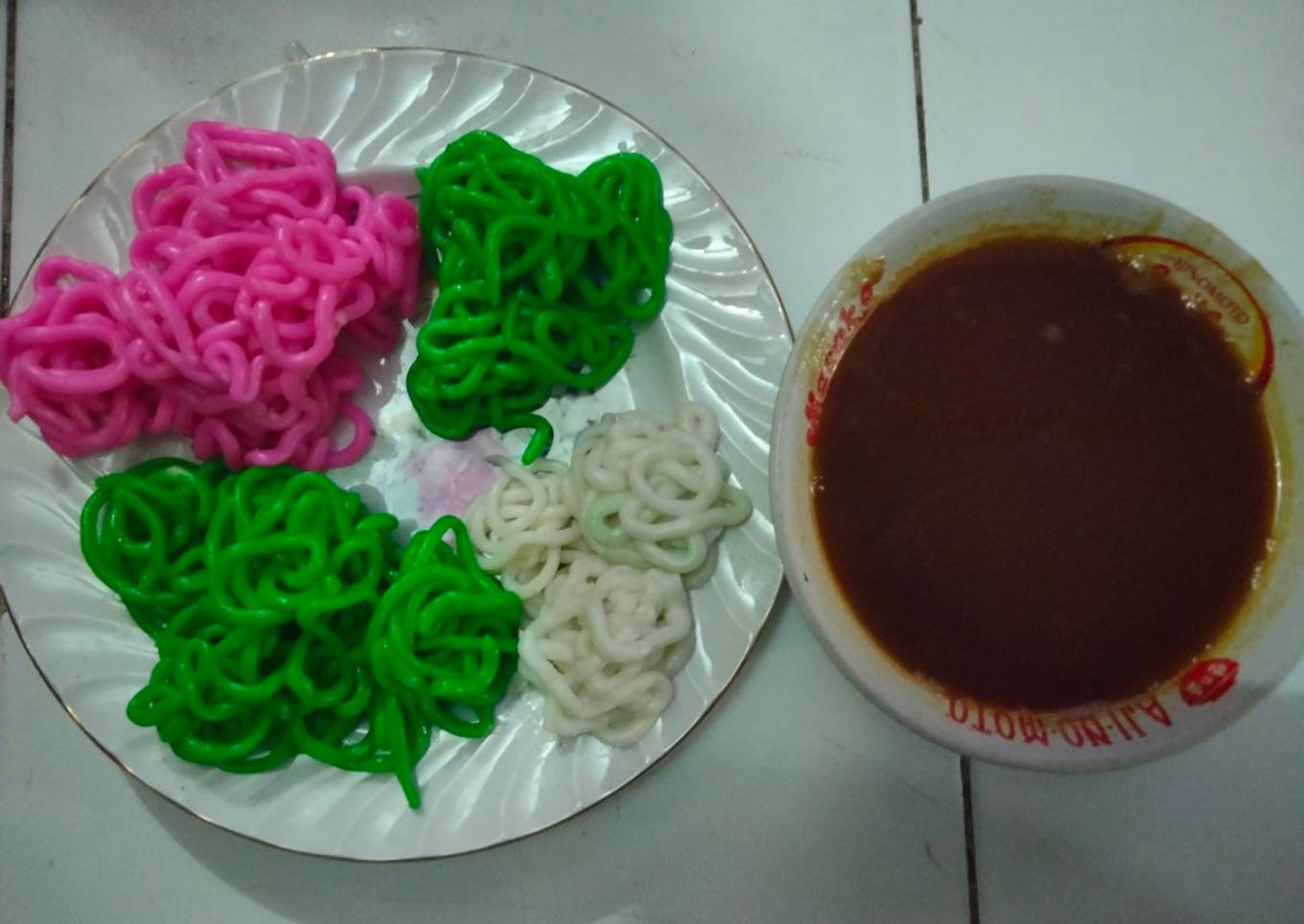 Kue Putu Mayang dengan Kuah Kinca