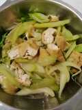 เซเลอรี่กับเต้าหู้(Fried Celery with Tofu)