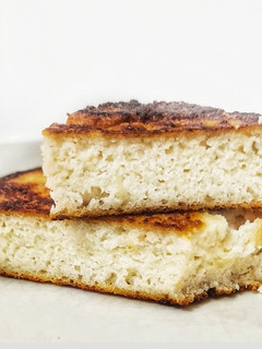 Una foto de Tortitas de harina de almendras, queso y alcachofas