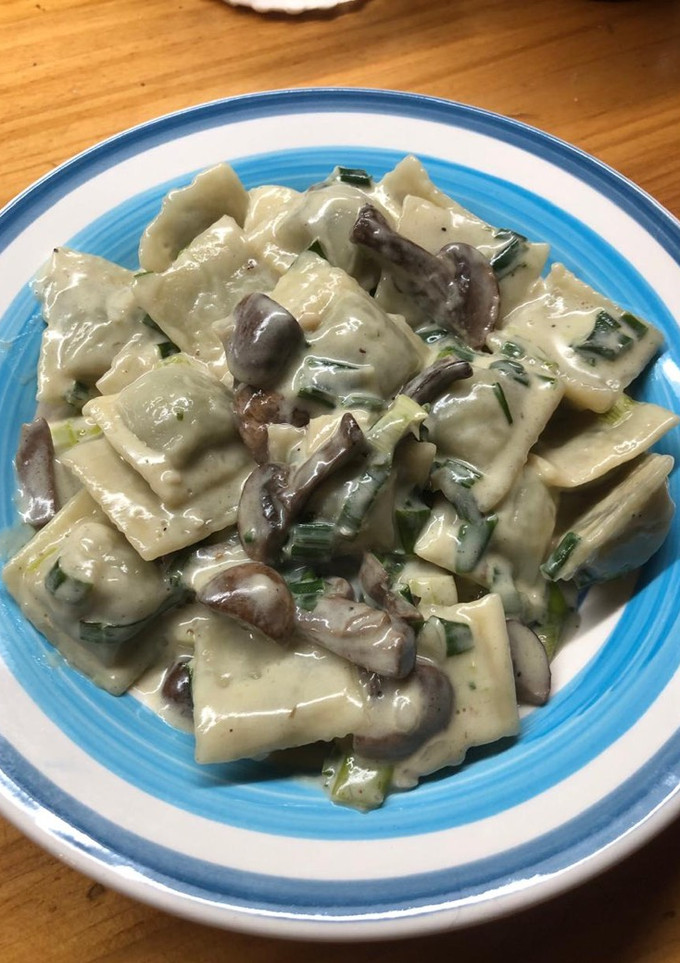 Una foto de Ravioles con crema de champiñones y verdeo