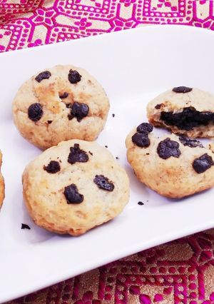A picture of Dark chocolate ganache filled choco chip cookies.