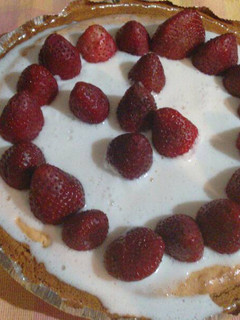 Una foto de Pay de queso con fresas. ॐ