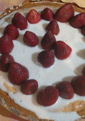 Una foto de Pay de queso con fresas. ॐ