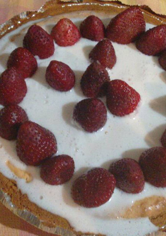 Una foto de Pay de queso con fresas. ॐ
