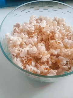 Una foto de Pochoclos Dulces con chocolate blanco