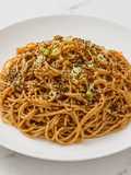 Pasta estilo thai con salsa de maní y soja