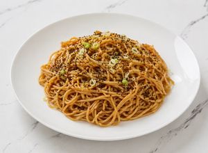 Una foto de Pasta estilo thai con salsa de maní y soja