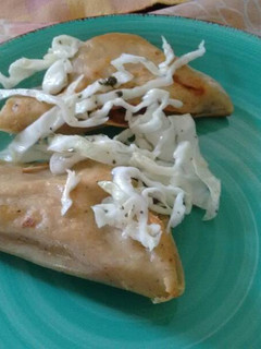 Una foto de Dobladitas fritas rellenas de pescado. ॐ