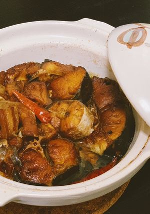 A picture of Caramelized Catfish with Galangal (Cá kho riềng).