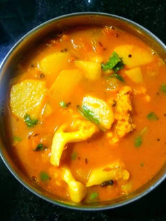 आलू गोभी की ग्रेवी वाली सब्जी (Aloo gobhi ki gravy wali sabzi recipe in Hindi) रेसिपी मुख्य फोटो