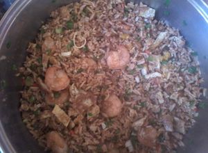 Una foto de Arroz chaufa y wantan de camarones en salsa de tamarindo