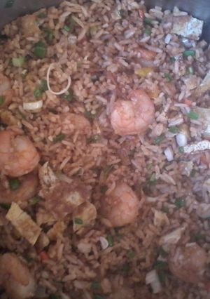Una foto de Arroz chaufa y wantan de camarones en salsa de tamarindo