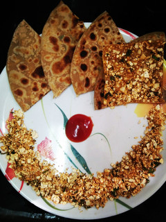 અડદ પાપડ સ્ટફ પરાઠા (Urad Papad Stuffed Paratha Recipe In Gujarati) રેસીપી મુખ્ય ફોટો