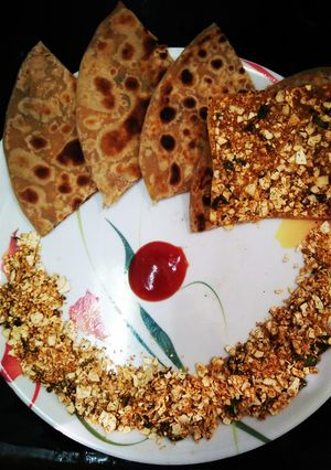 અડદ પાપડ સ્ટફ પરાઠા (Urad Papad Stuffed Paratha Recipe In Gujarati) રેસીપી મુખ્ય ફોટો