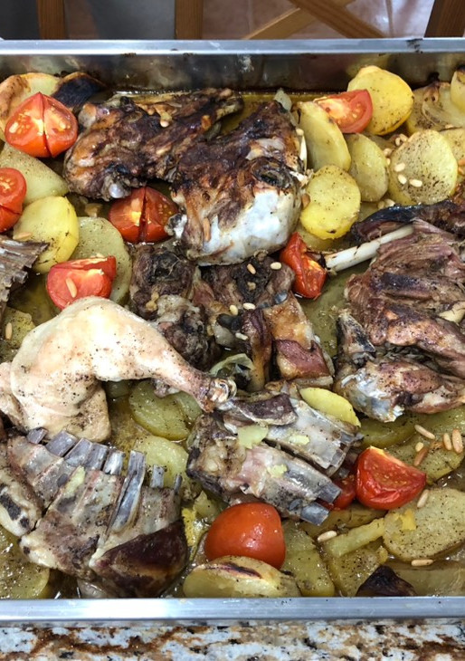Una foto de Asado de cordero lechal a la murciana