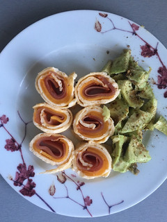 Una foto de Sushi de tortilla con aguacate