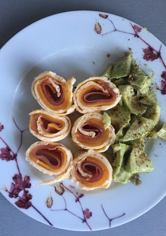 Una foto de Sushi de tortilla con aguacate