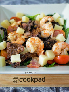 Una foto de Ensalada templada de espinacas con níscalos, bacon y langostinos