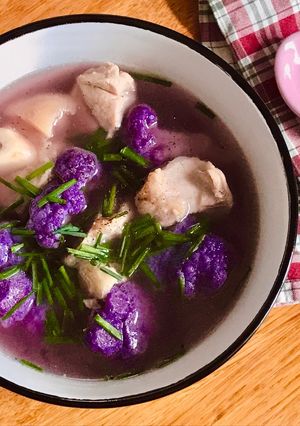 Hình của món Canh Xương Heo Hầm Bông Cải Tím.
