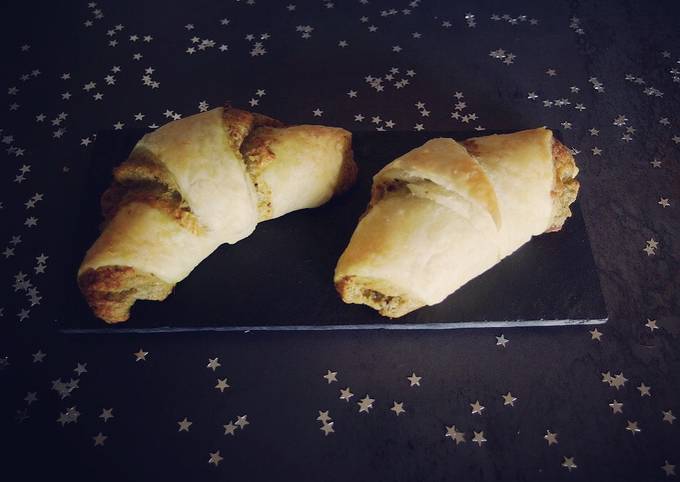 Croissants apéritifs au jambon fumé, chèvre et pesto