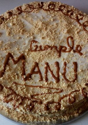 Una foto de Torta de bizcocho y cobertura glaseado de queso crema