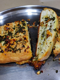 गार्लिक ब्रेड (Garlic Bread Recipe In Marathi) रेसिपी चे मुख्य फोटो