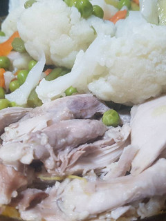 Una foto de Menestra de verduras con Caldo de pollo casero!!🍗🥔🥕