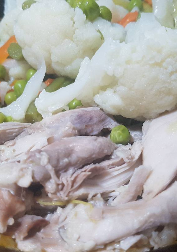 Una foto de Menestra de verduras con Caldo de pollo casero!!🍗🥔🥕