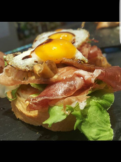 Una foto de Pincho de lechuga, jamón y huevos de perdiz