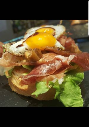 Foto principal de Pincho de lechuga, jamón y huevos de perdiz