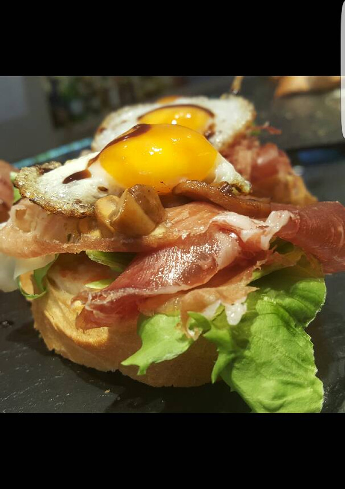 Una foto de Pincho de lechuga, jamón y huevos de perdiz