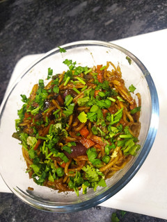 વેજ હક્કા નૂડલ્સ (Veg. Hakka Noodles Recipe In Gujarati) રેસીપી મુખ્ય ફોટો